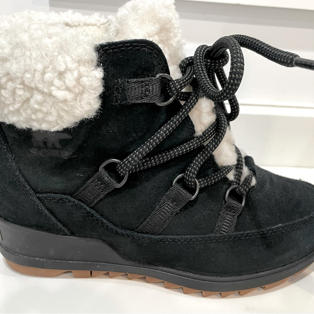 Women's black suede Sorel size 6 wedge boot
